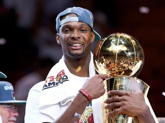 NBA历史人物荣誉排行榜最新揭晓(詹姆斯成为排行榜榜首,科比紧随其后,闪耀巨星争夺榜单前五)