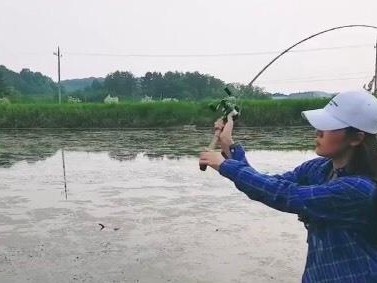 农村臭水沟也能垂钓乐趣（用路亚钓鱼，发现沟渠中的宝藏）