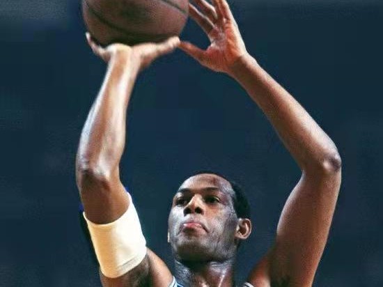 NBA全队单场得分记录排行榜（历史最高得分纪录与超级球星的辉煌时刻）