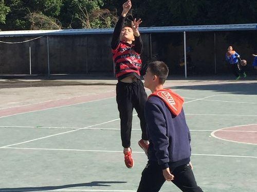 篮球防守交叉步基础训练的关键技巧（打造坚实的防守根基，提升交叉步的灵活性和速度）