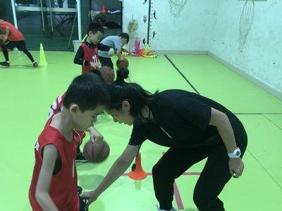 篮球小学生防守脚步配合练习的关键技巧（提升小学生篮球防守能力的训练方法）