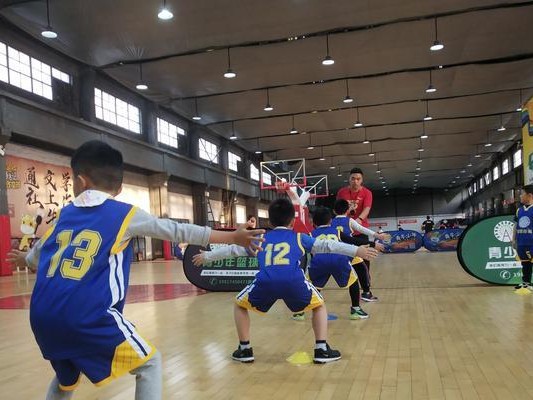 幼儿篮球防守滑步训练的重要性（培养孩子的防守意识和协调能力）