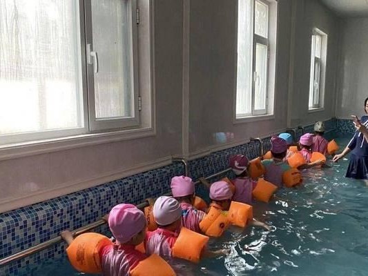 小学生游泳的技巧与方法（让小学生轻松掌握游泳的诀窍）