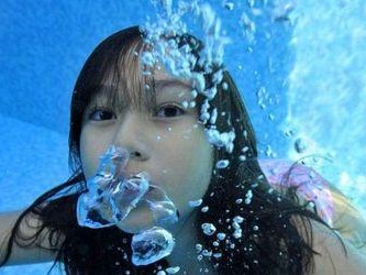 游泳睁眼技巧（掌握正确方法，让游泳更加畅快无忧）