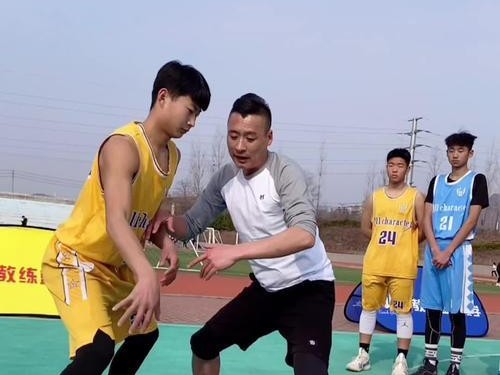 探讨篮球贴身防守中的手掏球技巧（提高防守效果，学会巧妙使用手掏球技术）