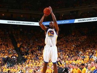 探索NBA三分排行榜中的投篮姿势之美（从运动美学角度解读NBA三分王们的投篮秘诀）