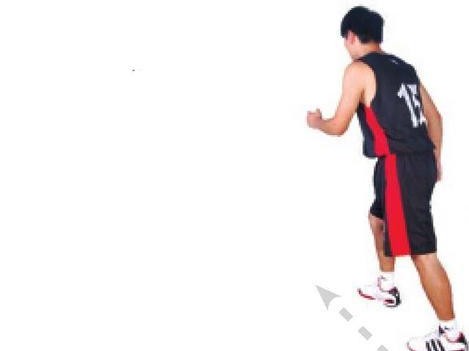 篮球带球后退防守的关键步伐（掌握正确的后退防守步伐，提升篮球防守技巧）