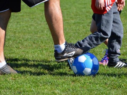 少儿足球防守技巧教案-打造坚固的防线（提升防守能力，培养团队合作精神）