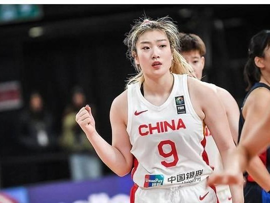 打篮球防守走位技巧详解（攻破对手防守，精确走位助你得分）