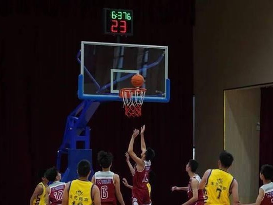 小篮球比赛中的防守技巧（如何通过防守取得比赛胜利）