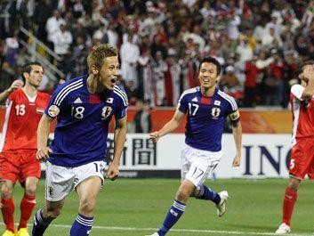 《世界杯日本队进球，点燃东瀛热情》（赛场激战，日本队攻破对手球门，照亮东方足坛）