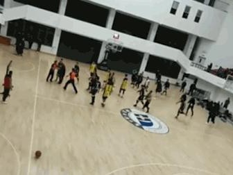 篮球场上的防守对抗（如何避免犯规，确保有效防守）