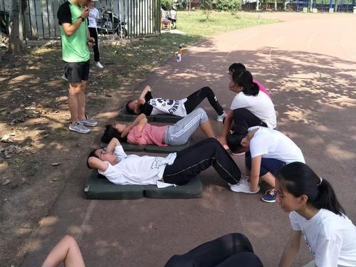 以单脚压腿排球动作要领（提升灵活性和平衡性的关键技巧）