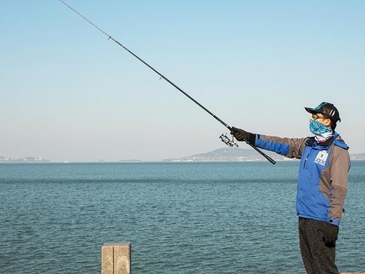 海上钓鱼（探讨海上钓鱼的最佳装备选择及技巧）