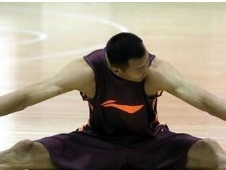 篮球防守中的弓步犯规探讨（弓步犯规是否合规与应用技巧）