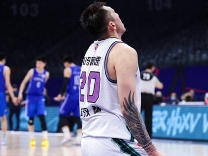 篮球训练中的防守员失去重心问题（解析篮球训练中防守员失去重心的原因及应对策略）