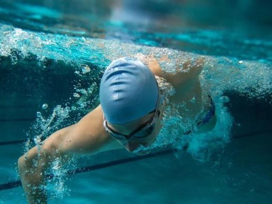 掌握游泳换气技巧的关键（深入了解专业游泳运动员如何有效换气）