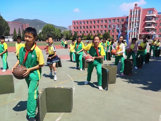 小篮球防守的要求与技巧（技巧、战术、反应速度、团队合作）