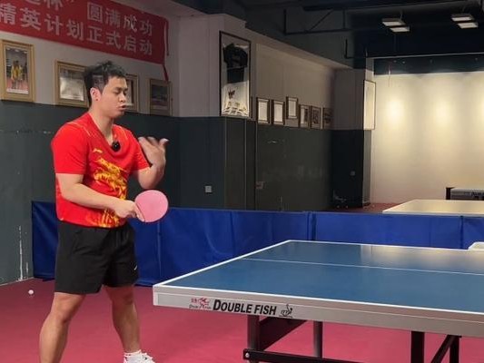 乒乓球少见的正手防守技巧，打造铁壁般的防守（突破常规，让对手束手无策，）