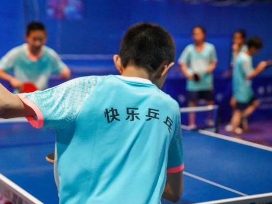 培养小朋友打乒乓球的技巧（乒乓球技巧训练，让小朋友成为球坛新秀）