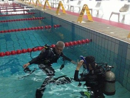 游泳馆潜水技巧（掌握正确的呼吸与姿势，畅享游泳馆潜水乐趣）