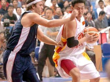 如何有效防守强侧手突破（篮球防守技巧和战术让你无懈可击）