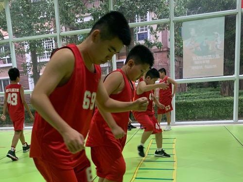 提高篮球技术的进攻防守脚步练习方法（以脚步为基础，打造全方位篮球技术）