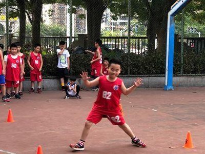 幼儿滑步防守篮球教学设计（培养幼儿基本篮球防守技巧的重要性）