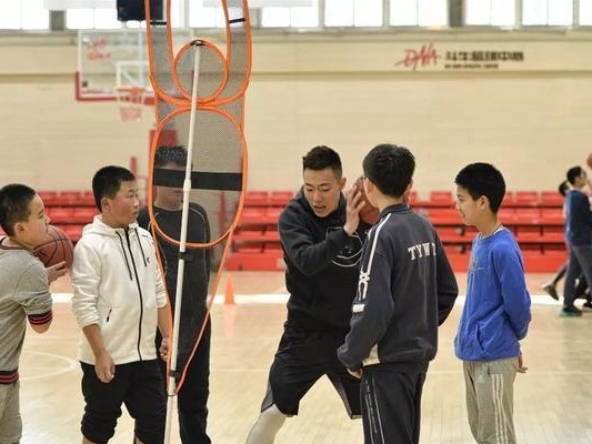 篮球斗牛进攻防守技巧（掌握篮球斗牛的技巧，提升进攻和防守实力）