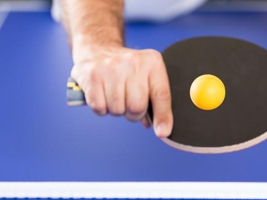 掌握乒乓球教学防旋球的技巧（如何应对对手的旋转球，提高乒乓球水平）