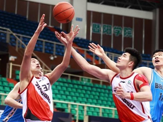 篮球比赛中防守人是否能直接抢球？（解析篮球比赛中防守人抢球的可行性及策略）