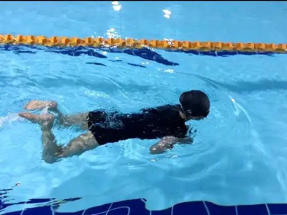 游泳初学者的技巧与方法（掌握正确姿势，轻松享受游泳乐趣）