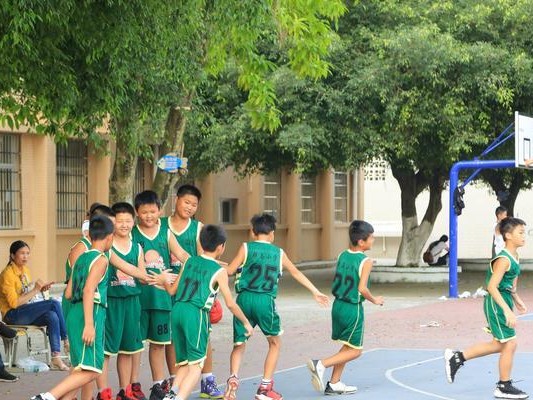 小学生篮球全场防守战术解析（提高小学生篮球比赛中的防守能力）
