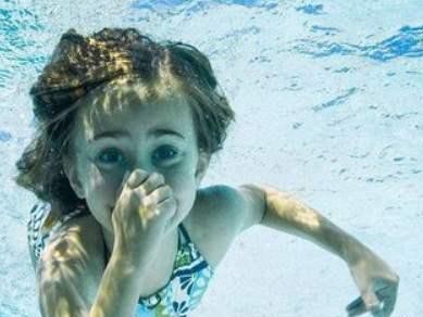 让孩子在家学游泳，掌握憋气技巧的重要性（培养孩子游泳能力的基础，从学会憋气开始）