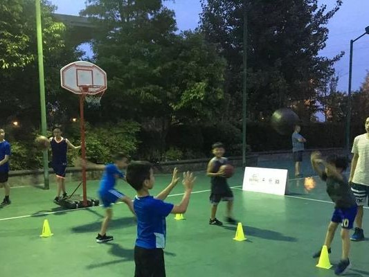 篮球绝技（惊艳！独特的篮球运球技巧让你眼前一亮）