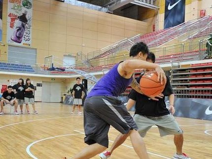 后手防守人在前（突破传统，让后卫站在前方的防守战术）