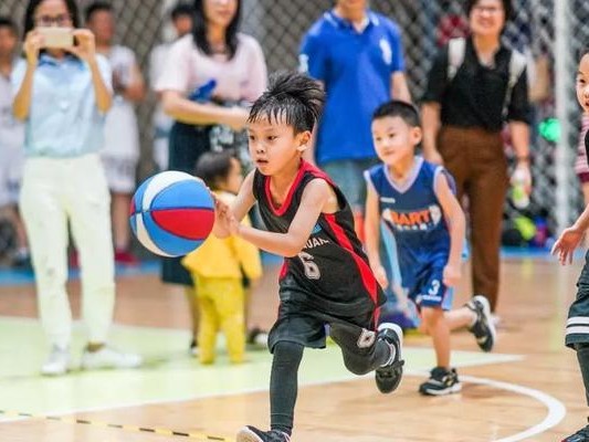 小学生打篮球技巧防守（提升篮球技巧，学会有效的防守）