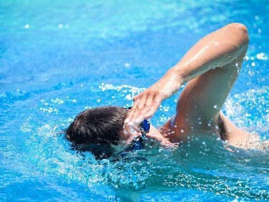 游泳中为什么要学习换气技巧？（提高游泳技能，掌握正确的呼吸方法）