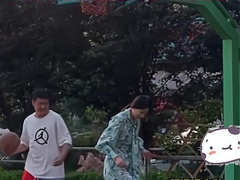 篮球防守技巧（女生篮球运动员必备的防守技能与训练方法）