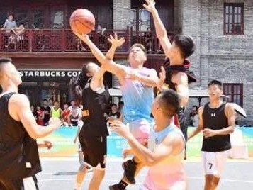 高效防守策略助力4v4小篮球全场比赛（技巧、战术、沟通，全面分析全场防守关键）
