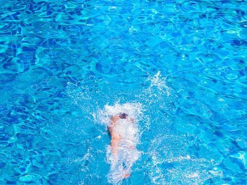 游泳池里的潜水技巧（游泳池潜水训练的实用技巧，助您成为水下达人）