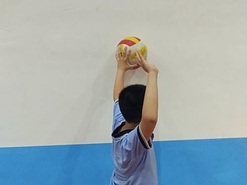 掌握大力勾球排球动作的关键要领（提高技术水平，掌握大力勾球排球动作技巧的方法）