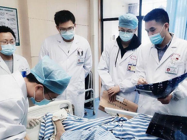 篮球魔术（如何利用精妙的技巧让防守人失去平衡）
