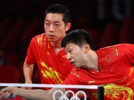 中国乒乓球经典躲球——球技与智慧的巅峰对决(乒乓球躲球的魅力与策略、争分夺秒下的高手对决)