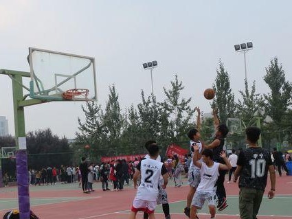出界也能防守？篮球队员的新战术（突破常规，从边线防守）