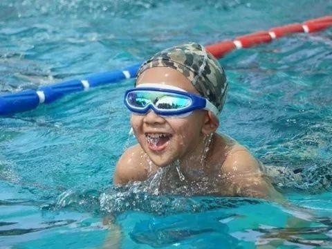 学游泳姿势技巧娃游的重要性（掌握正确姿势，轻松游泳畅快体验）