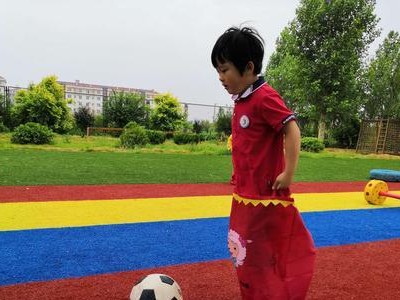 如何在少儿比赛中提升足球技巧（培养孩子在踢足球比赛中的技巧和能力，让他们成为优秀的球员）