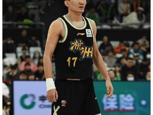 篮球防守技巧（发挥防守优势，利用胳膊格挡提高篮球防守能力）