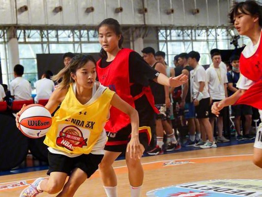 篮球女孩防守男孩的优势与技巧（以力量和技巧击败对手——篮球女孩防守男孩的绝佳策略）