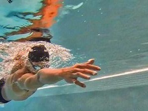 自由泳的游泳要领和技巧（掌握自由泳的基本技巧，游得更轻松自如！）